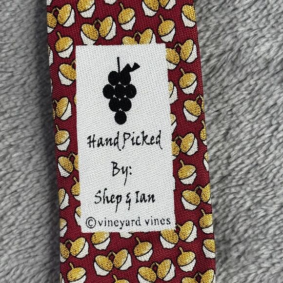 Vineyard Vines Tie Mens Red Gold Acorn Print Silk Hand Made USA Classic Necktie - Picture 7 of 10